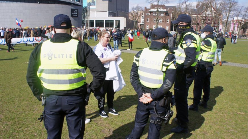Woo-verzoek na onverwacht politiebezoek bij demonstrant levert vooral zwartgelakte documenten op: 'Het is een farce'