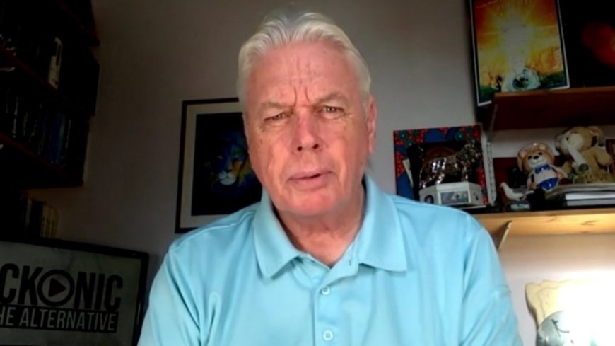 Op 5 oktober houdt David Icke via een groot scherm zijn verboden toespraak op de Dam in Amsterdam