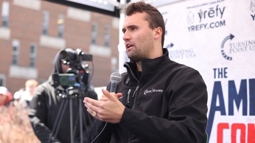Verdachte moord op Charlie Kirk had mogelijk vrouwelijke handlanger: 'Wie is deze vrouw en waarom wordt dit geheim gehouden?'