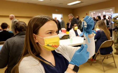 Van verborgen veiligheidssignalen tot een doofpot: senator zet aanval in op het COVID-vaccinbeleid