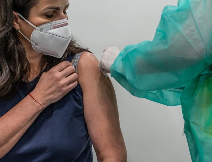 Vrijgegeven e-mails: Prominente overheidsarts vreesde voor baanverlies na weigeren COVID-19-vaccin