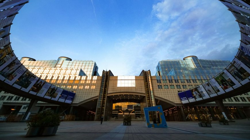 Schok in Brussel: EU-Parlement wijst chattoezicht af en steunt deportatiecentra