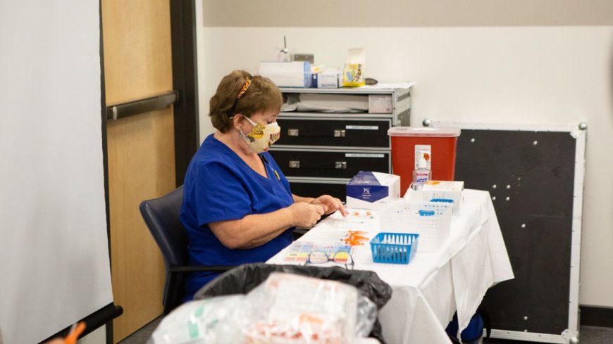 Medicijnautoriteit onder vuur: beroerterisico COVID-booster niet gedeeld met publiek