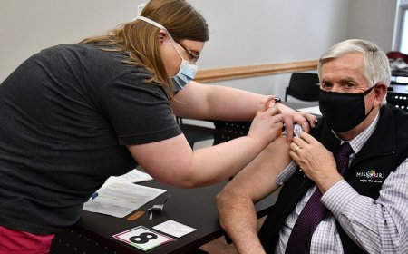 Bioscoopgangers kregen in Zutphen de vraag of ze iemand kennen met vaccinatieschade, zoveel mensen staken hun hand op