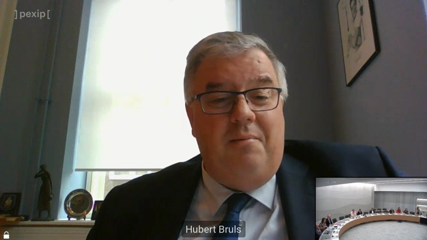 Bruls verdedigt avondklok door te zeggen dat hij weliswaar niets deed tegen virusverspreiding, maar wel goed uit te voeren was