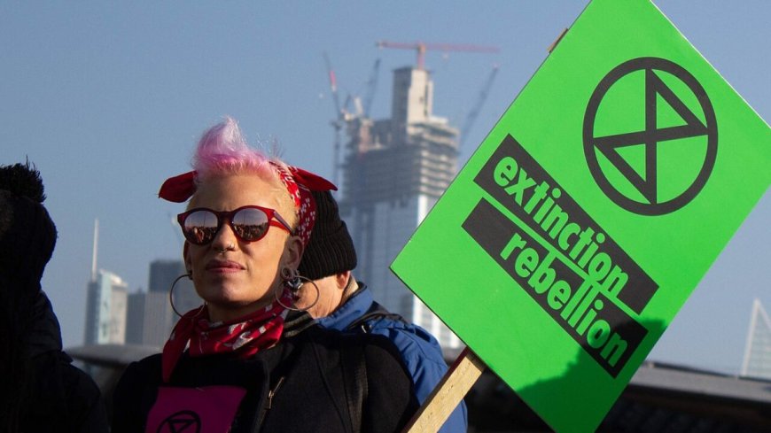 Klimaatactivisten blokkeren spoor en krijgen ruim baan: ‘Da’s toch bizar, de overheid die strafbare feiten faciliteert?’